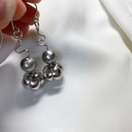 シルバーの小振り左右違いピアス