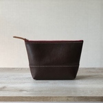 レザー ダークブラウンの革のシンプルなポーチ (赤いファスナー)