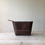 レザー ダークブラウンの革のポーチ (ブルーのファスナー)