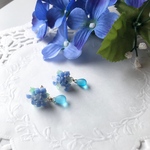 樹脂粘土 チェコビーズを添えて あじさいピアス light blue