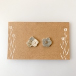 お花刺繍のアシンメトリーピアス/イヤリング ブルーグレー