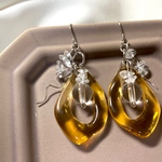 くすみイエローがアクセントクリアピアス