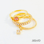 スワロフスキーとチャームの三連リング(ゴールド&ピンク)