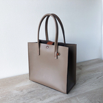 レザー モカ茶の小さめ手提げバッグ