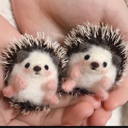 りんご好きなハリネズミちゃん アーティストベア 海外作家様 ハンドメイド 置物 りんご好きなハリネズミちゃん アーティストベア 海外作家様