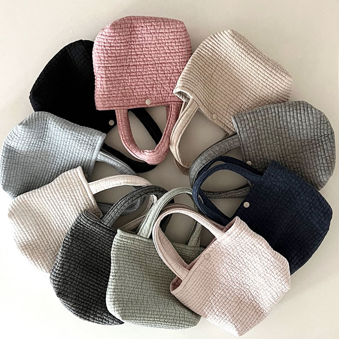 huku♡hukuさんの「13色展開♡持ち手もフワフワのミニヌビバック」