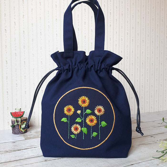 koyo-koyoさんのひまわり刺繍巾着バッグ