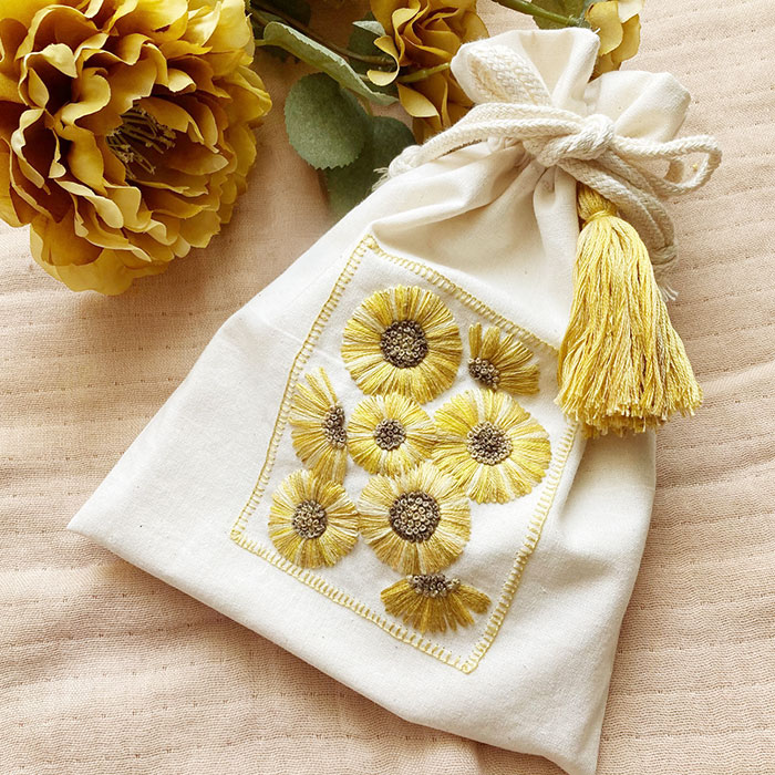 godmorgonさんの明るい黄色のひまわり刺繍巾着