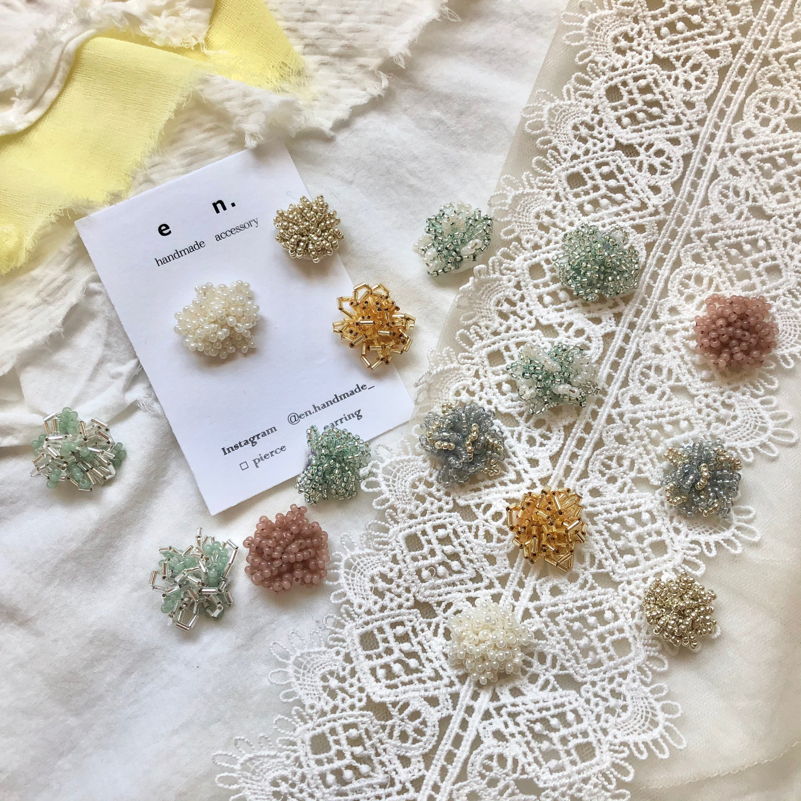 ビオラのビーズ刺繍アクセサリー（ブルー×ホワイト） ::ビーズ:刺繍