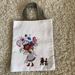 花束を抱えた少女とプードルの手刺繍バッグ