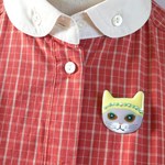 七宝焼・黄色いぼうしのパールグレイのねこ