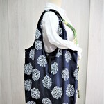 再再販★エコバッグ　Ｂｉｇサイズ★　お買い物・旅行に小さくたため肩掛けが出来るサークルフラワー柄のエコバッグ