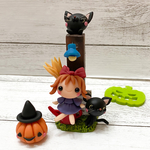 受注製作☆こねこねくらぶ 樹脂粘土☆ Halloween　かぼちゃ付き☆魔女と黒猫ちゃん ミニチュア　粘土細工　ドールハウス　お人形　飾り　置物　インテリア　女の子　可愛い お礼 宅急便