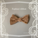 トップノットリボン　絡みにくいバレッタ使用　秋　リボン　犬用　髪飾り　ベーシックリボン　スエード　ベージュ