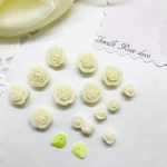 2 白　ハンドメイド パーツ    材料  樹脂　薔薇