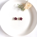 大人ボルドーの極小手刺繍花ピアス/イヤリング　とても小さい　一粒　くすみ紫