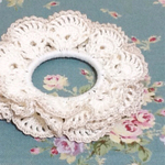 夏🌴先取りSALE🌟ライトベージュのコットン🌿ヤーンで縁取ったレーシーなホワイトシュシュ/再販