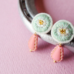 ＜titi～ナンデモナイヒノ耳飾～＞刺繍イヤリング◎ホースシュー/Happiness🐎グリーン×ピンク◎アレルギー対応変更可能