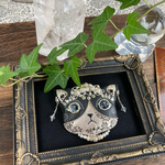 メタリック猫ブローチ　ハチワレ　パールティアラ