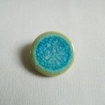 グリーン系ガラスのブローチ（丸）