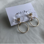 アクリルクリア花びら花芯ピアス／イヤリング