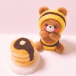 ハチのくまちゃんとホットケーキ　羊毛フェルト