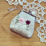 手刺繍　がま口ポーチ　コスモスとかすみ草