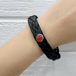【値下げ】☆これからのシーズンにぴったりの  レザー ブレスレット・型押し・マジック編み☆天然石風 赤色 革 黒色 プレゼント 一点物