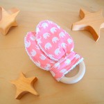 オーガニック木製リング♥かしゃかしゃウサギ耳のにぎにぎ　[ゾウ・ピンク]