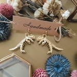300円引き❁⃘*.ﾟharimadeピアス【恐竜くん/マットゴールド】24