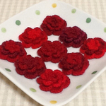 ９個セット❇︎35㎜純毛中細で編んだ小花の立体モチーフ🐏バイカラー/レッド