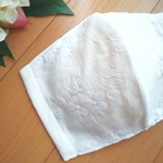 【新柄❤️】秋におすすめ　レースマスク　お花　白(裏黄色・水玉柄)　秋用マスク　刺繍　刺繍マスク　レース　マスク　おしゃれマスク　かわいいマスク　お仕事用　