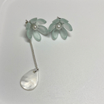 お花のアシンメトリーピアス(水色)
