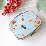 SALE✨金魚が泳ぐ池のピルケース レジン 紅葉 秋