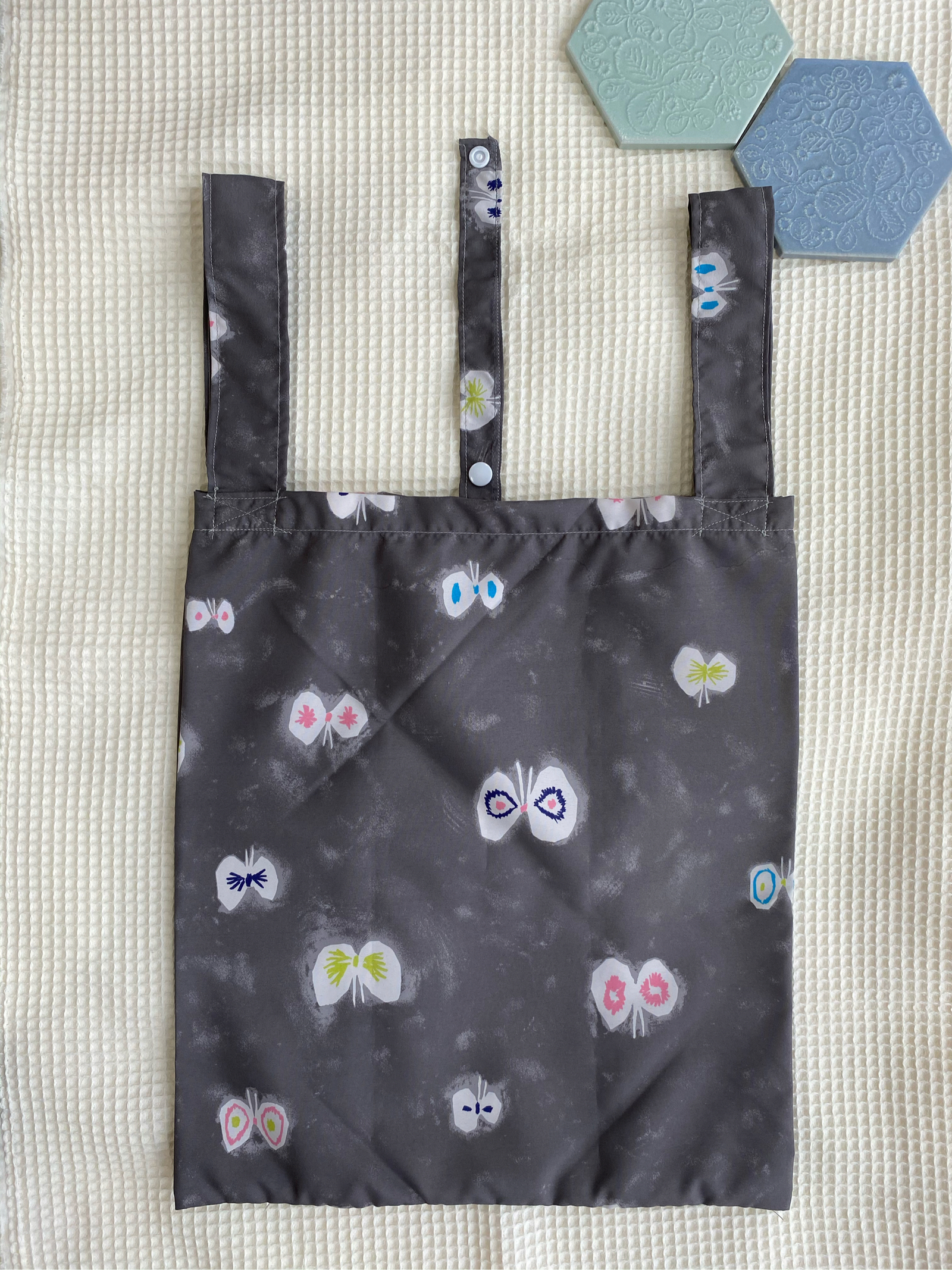 再販③ミナペルホネン✄hanahaneグレー✄アクアドロップ✄小さく折りたためるエコバッグ