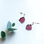 ガラスのかけら 小粒ピアス（バーガンディ） ステンドグラス  burgundy