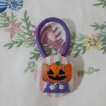 小さなハロウィン刺繍🎃のヘアゴム(くるみボタン)