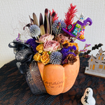 ドライフラワー ハロウィンアレンジメント Halloween かぼちゃ かわいい 個性的 ポップ オレンジ スモークツリー リューカデンドロン ケイトウ ルリタマアザミ バラ 紫 