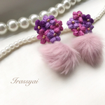 葡萄　〜手編みの小さいお花と、くすみピンク　の　ファー　ピアス/イヤリング