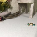 ゴールドの軟骨ピアス