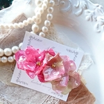 グレイッシュピンク×くすみカラーの花びらグラデーションバレッタ