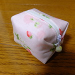 いちごのミニキャラメルポーチ