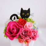 お花畑の猫 (ピンク系)／プリザーブドフラワー／母の日 誕生日   ローズ  カーネーション  フラワーギフト ねこ 花 ペット 動物 