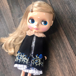 ファー付き＊刺繍青い花のカシミアコート＊ネオブライス ＊リカちゃんサイズ●●リバティ　いちごどろぼう裏生地＊リカちゃん用襟巻小さめ❤︎可能です🍄お声掛けください