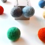 【再再販】秋色大人羊毛フェルトピアス　（灰色・水色）