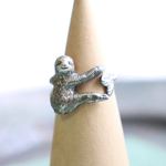 【Silver925製】【フリーサイズ】そーっと見てるよ 指にぎゅっとつかまるナマケモノのリング