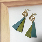 2トーンのトライアングルウッドピアス
