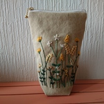 黄色の花の庭刺繡、帆布のミニポーチ　　はなばいろ