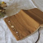 文庫本　花の連なり　手刺繍　ブックカバー　マロン色