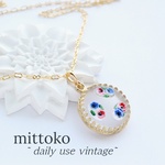 お花模様のすりガラスネックレス　ヴィンテージ　
